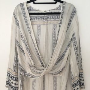 Long sleeve light patterned blouse.